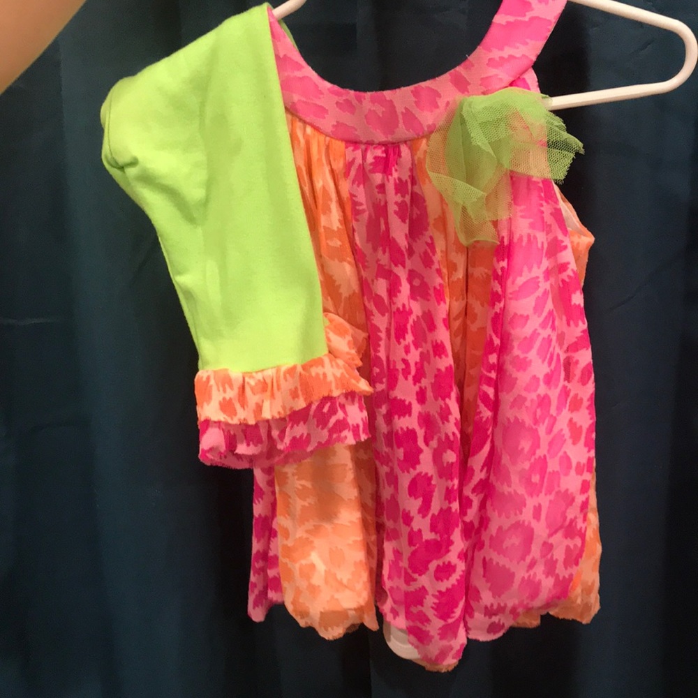 Girl’s neon outfit.